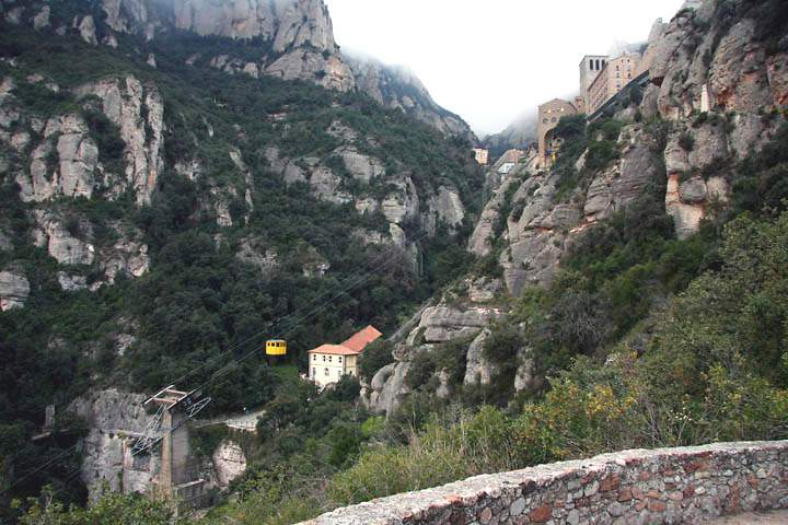 eu_es_montserrat_018.jpg - Zahnradbahn und Bergstation von Montserrat vom Wanderweg gesehen