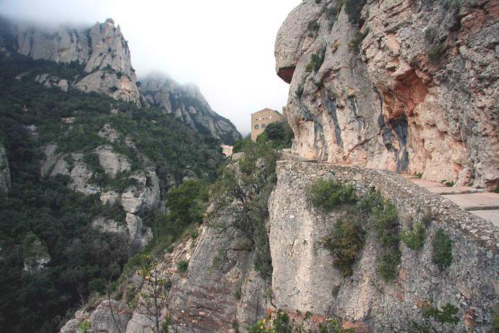 eu_es_montserrat_019.jpg - Wanderweg hoch zum Kloster Montserrat