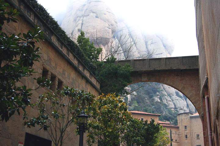 eu_es_montserrat_022.jpg - Torbogen im Innenhof des Klosters Montserrat
