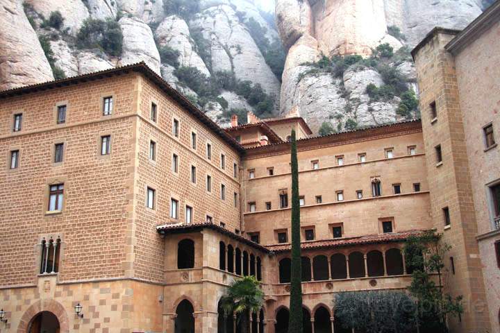 eu_es_montserrat_023.jpg - Das in das Bergmassiv gebaute Kloster zu Montserrat