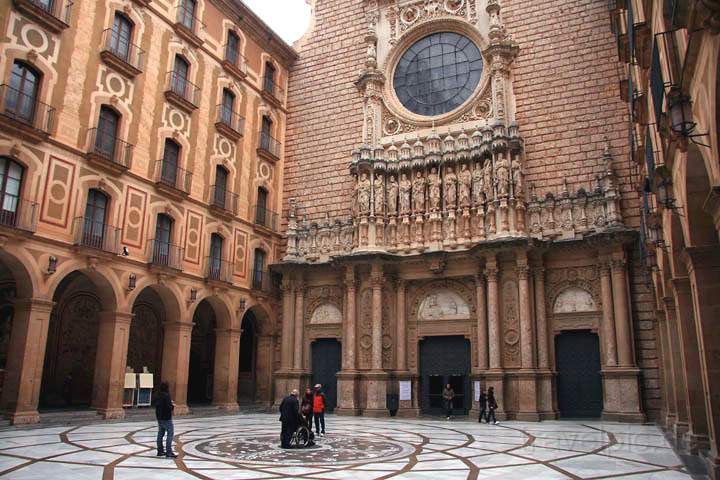 eu_es_montserrat_025.jpg - Der Eingang zur Basikila von Montserrat nördlich von Barcelona