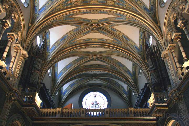 eu_es_montserrat_027.jpg - Die Decke der Basilika im Kloster Montserrat