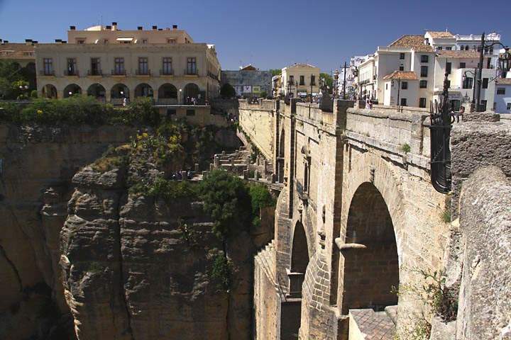 eu_es_ronda_010.jpg - Die Puente Nuevo mit dem  Parador Nacional de Tourismo in Ronda