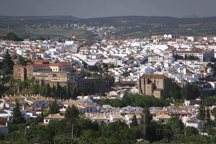 eu_es_ronda_014.jpg - Ausblick auf die Altstadt und Neustadt von Ronda in Andalusien