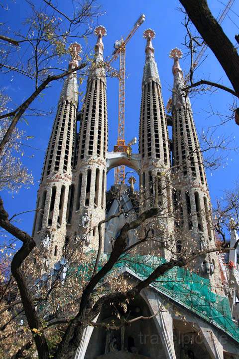 eu_es_barcelona_024.jpg - Die Türme der unvollendeten Kirche La Sagrada Familia in Barcelona, Spanien