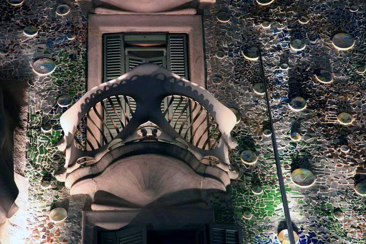 eu_es_barcelona_041.jpg - Balkon des von des von Gaudí erbauten Casa Battló in Barcelona