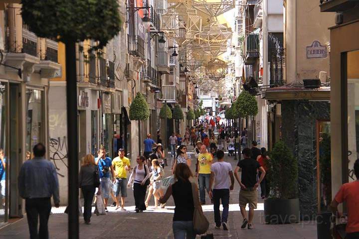 eu_es_granada_028.jpg - Die Fußgänerzone in der Altstadt von Granada in Andalusien