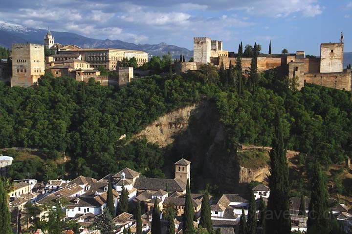 eu_es_granada_041.jpg - Blick auf die Alhambra und die schneebedeckten Berge der Sierra Nevada