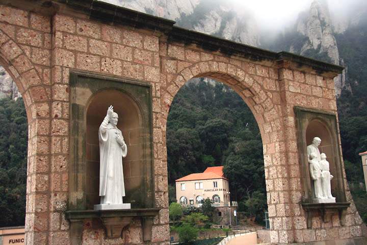 eu_es_montserrat_024.jpg - Klostermauer und Bergwelt am Kloster Montserrat bei Barcelona