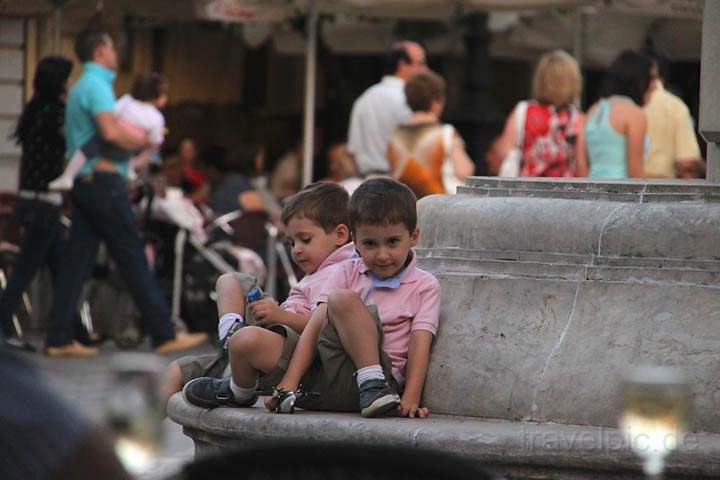 eu_es_sanlucar_001.jpg - Spielende Kinder in Sanlucar de Barrameda in Andalusien