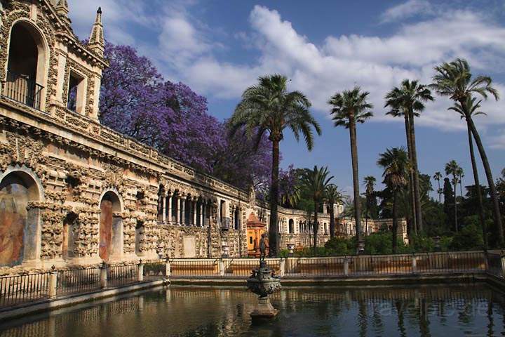 eu_es_sevilla_012.jpg - Bauwerke im Garten der Alcazaba von Sevilla in Andalusien