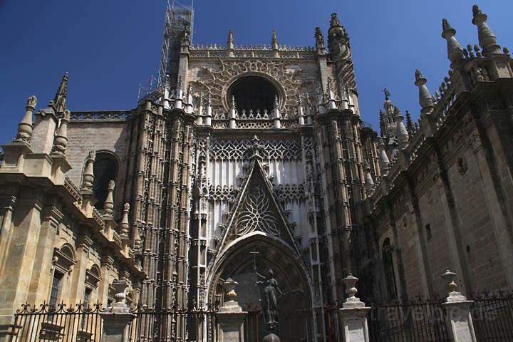 eu_es_sevilla_019.jpg - Ein Portal der gigantischen Kathedrale zu Sevilla