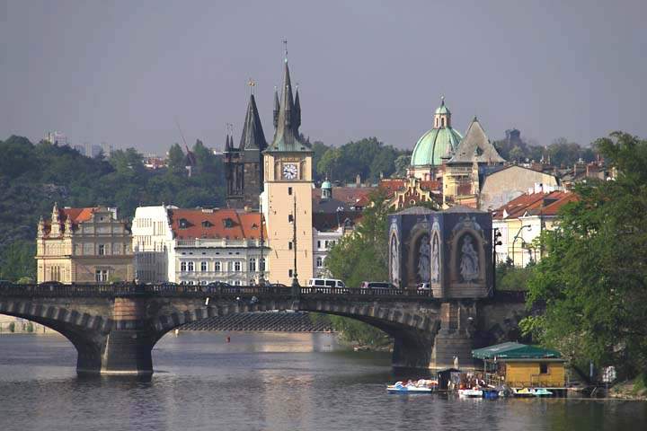 eu_cz_prag_006.jpg - Blick von der Jirásk?v most entlang der Moldau Richtung Karlsbrücke