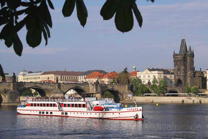 eu_cz_prag_011.jpg - Blick über die Modau und die Kalrsbrücke auf die Altstadt von Prag