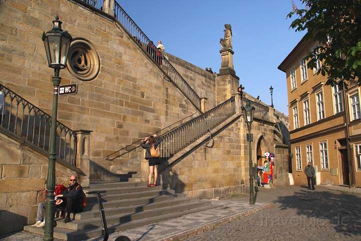 eu_cz_prag_012.jpg - Der Fugngeraufgang zur Karlsbrcke auf der Kleinseite von Prag