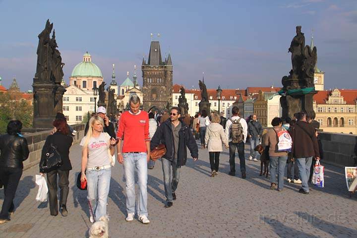 eu_cz_prag_013.jpg - Auf der Karlsbrücke in Prag herrscht immer viel Publikumsverkehr