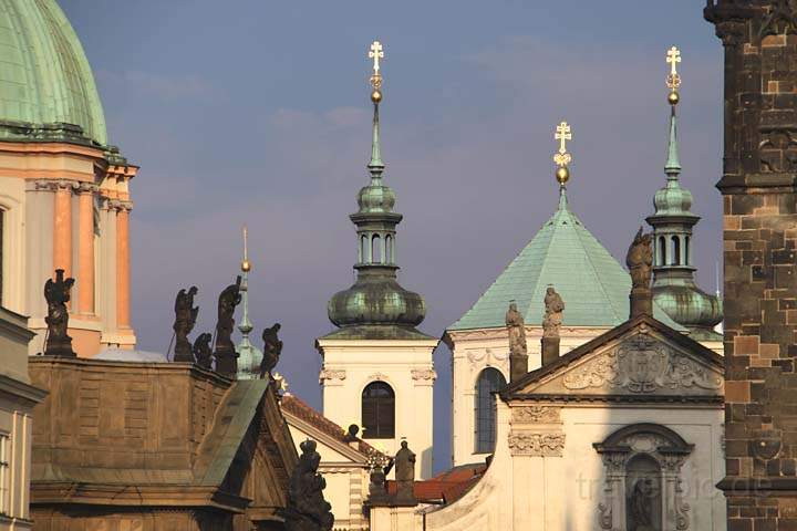 eu_cz_prag_016.jpg - Blick auf die Figuren und Spitzen der historischen Gebäude an der Karlsbrücke