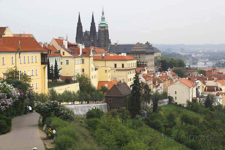 eu_cz_prag_024.jpg - Blick auf den Dom und Prag von der Terrasse des Kloster Strahov aus