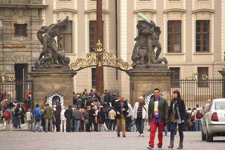 eu_cz_prag_028.jpg - Eingang zur Prager Burg vom Hradschin Platz aus