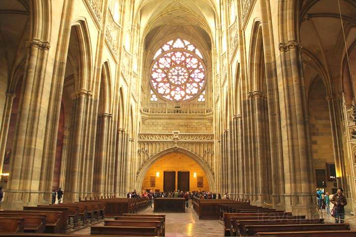 eu_cz_prag_030.jpg - Der Veitsdom in der Prager Burg ist das größte Kirchengebäude Tschechiens
