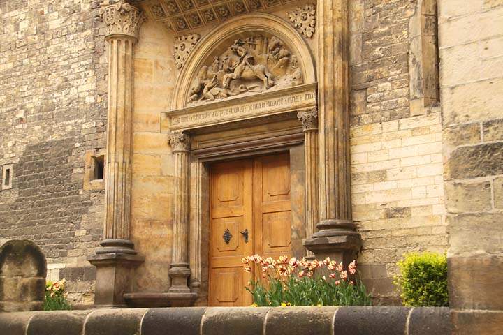 eu_cz_prag_033.jpg - Stilleben vor der Basilika des Klosters St. Georg auf der Prager Burg