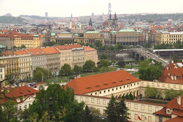 eu_cz_prag_036.jpg - Aussicht auf die Altstadt von Prag vom Platz unterhalb der Prager Burg