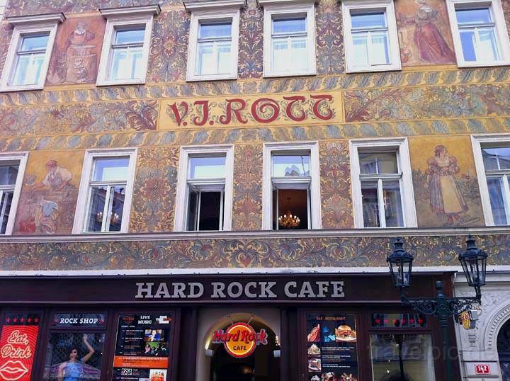 eu_cz_prag_040.jpg - Das Hard Rock Café Prag liegt in der Altstadt am Malé nám?stí
