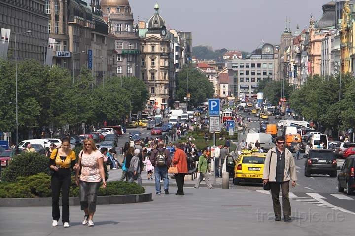 eu_cz_prag_041.jpg - Der längliche  und bekannte Wenzelsplatz in Prag