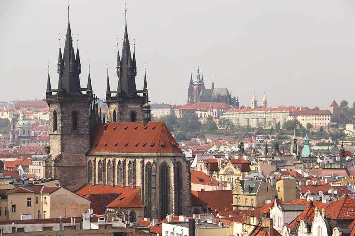 eu_cz_prag_046.jpg - Aussicht auf die Teyn-Kirche und die Prager Burg im Hintergrund