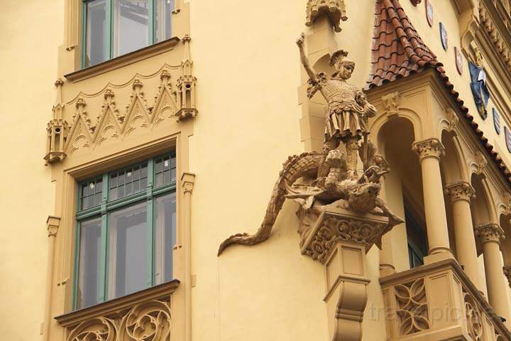 eu_cz_prag_054.jpg - Ornamente und Figuren an einem Haus im Pa?í?ská-Boulevard in Prag