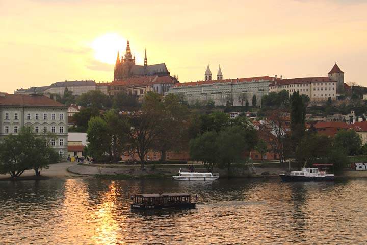 eu_cz_prag_070.jpg - Sonnenuntergang an der Moldau mit Blick auf die Prager Burg
