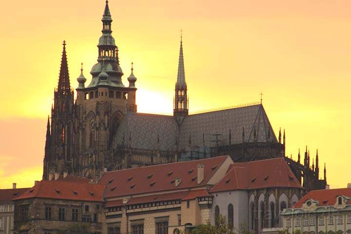 eu_cz_prag_072.jpg - Die Prager Burg thront oberhalb der Altstadt von Prag