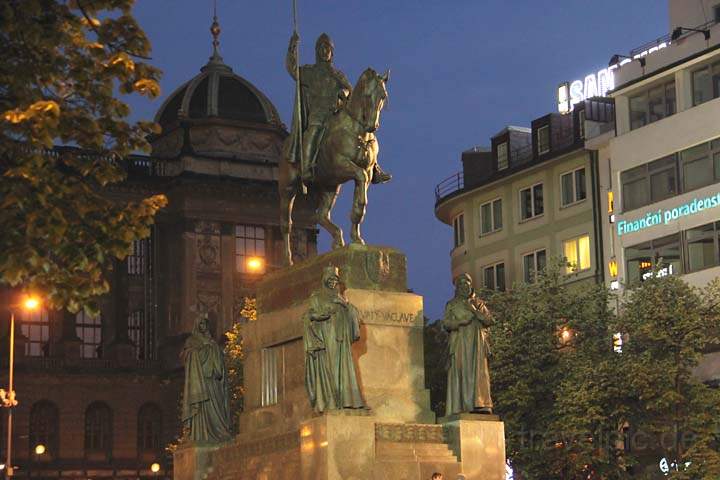eu_cz_prag_075.jpg - Das Reiterdenkmal vor dem Nationalmuseum am Wenzelsplatz zu Prag