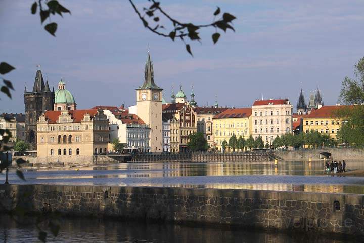 eu_cz_prag_009.jpg - Die historische Altstadt von Prag entland der Moldau