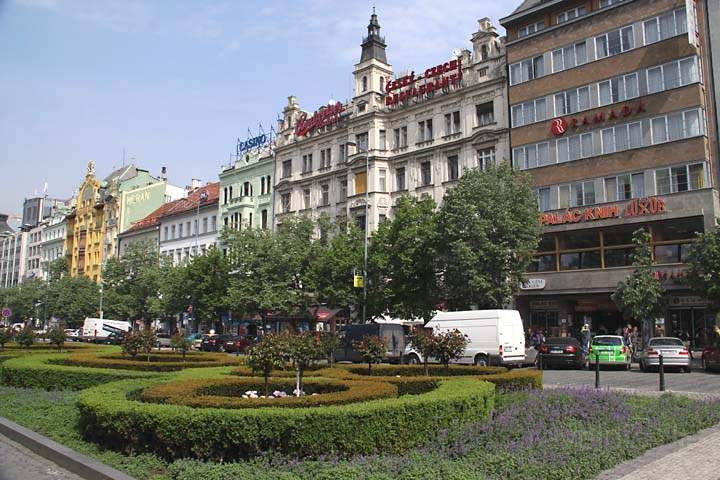 eu_cz_prag_042.jpg - Die Parkanlage und Gebäude am Wenzelsplatz in Prag