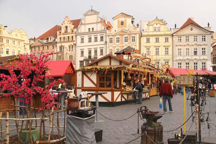 eu_cz_prag_066.jpg - Osterbuden und Häuserfront am Altstädter Ring von Prag