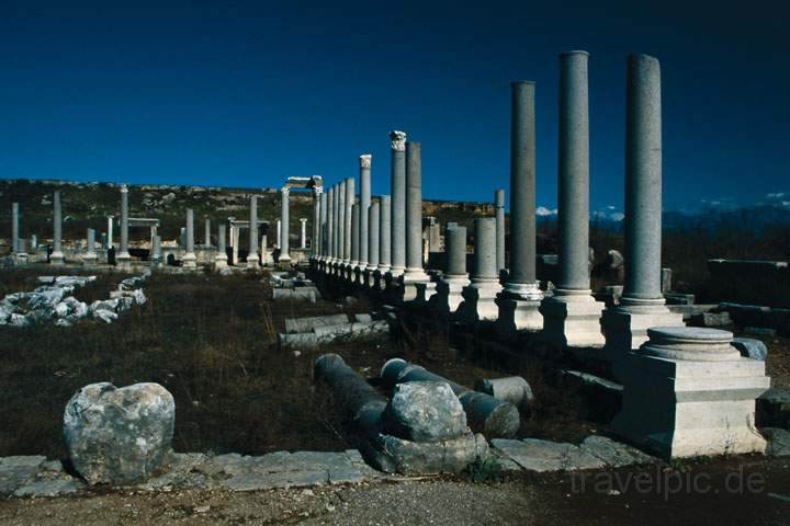 eu_tuerkei_007.JPG - Säulen der antiken Stadt Perge in der türkischen Riviera, Türkei