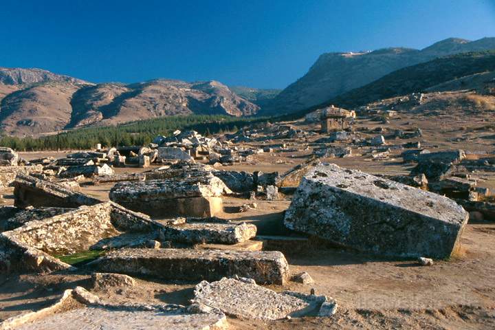 eu_tuerkei_015.JPG - Einzelne Bruchstcke der antiken Stadt Hierapolis bei Pamukkale, Trkei