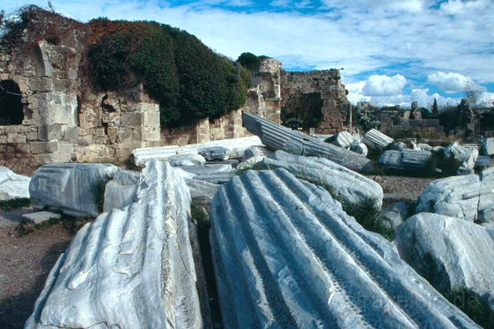 eu_tuerkei_018.JPG - Säulen im antiken Teil der Stadt Side an der türkischen Riviera