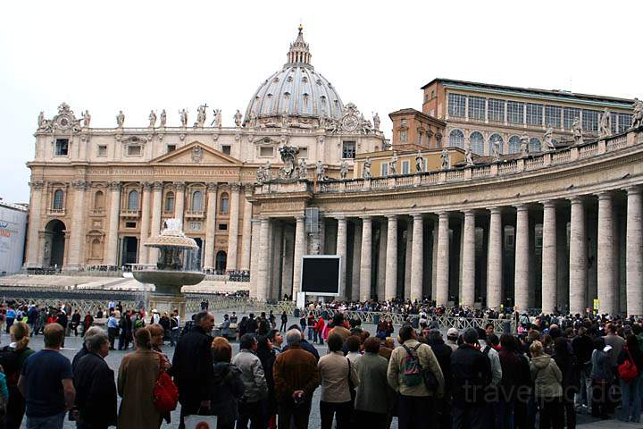 eu_va_047.jpg - Die Schlange am Eingang des Petersdoms in Rom