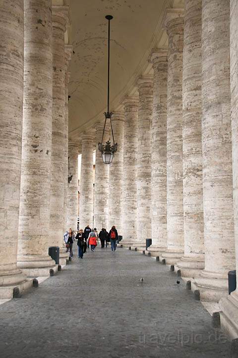 eu_va_048.jpg - Der machtige Säulengang um den Petersplatz in Rom