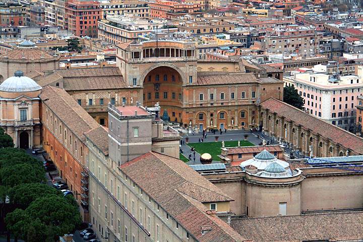 eu_va_050.jpg - Blick von der Dachterrasse auf das Vatikan Museum in Rom