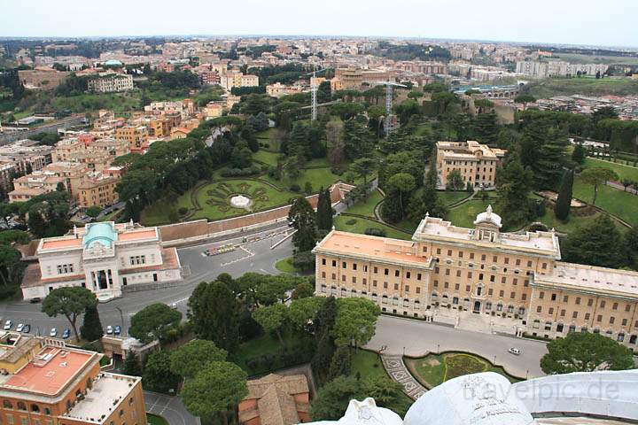eu_va_051.jpg - Blick von der Dachterrasse des Petersdoms auf die Gärten des Vatikan