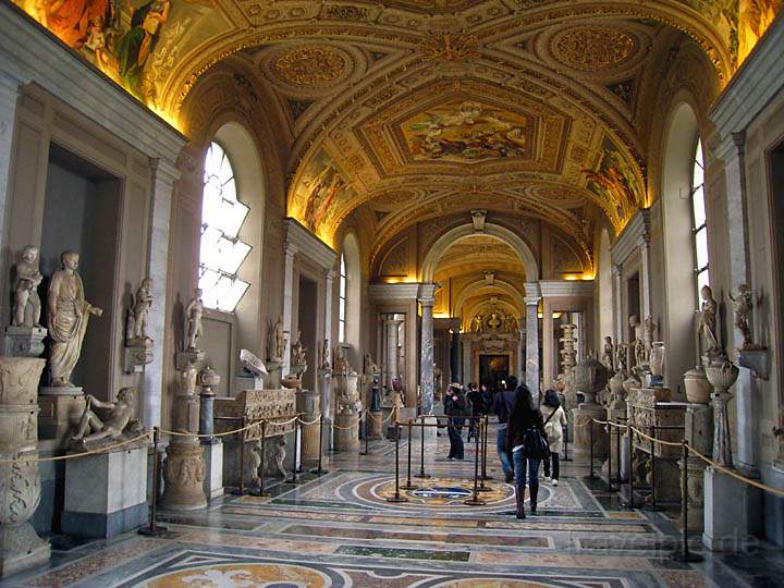 eu_va_052.jpg - Am Eingang des Vatikanmuseums in Rom