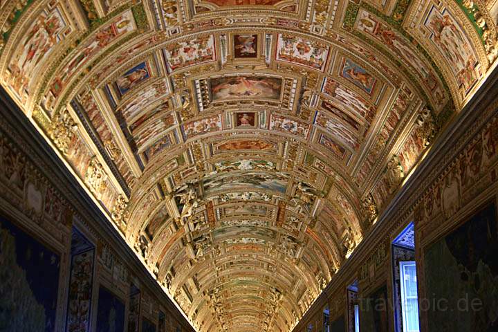 eu_va_054.jpg - Die unglaublich reich verzierte lange Decke des Vatikanmuseums in Rom
