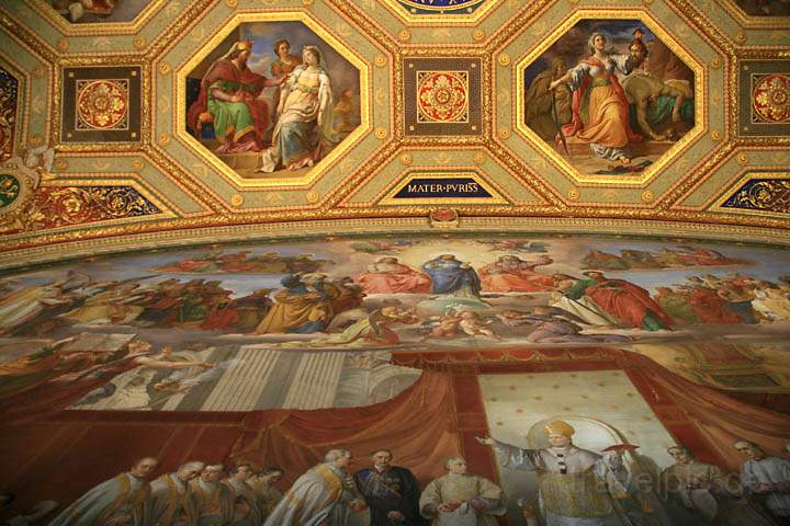 eu_va_056.jpg - Ein riesiges Wandgemälde mit Decke im langen Gang des Museums im Vatikan