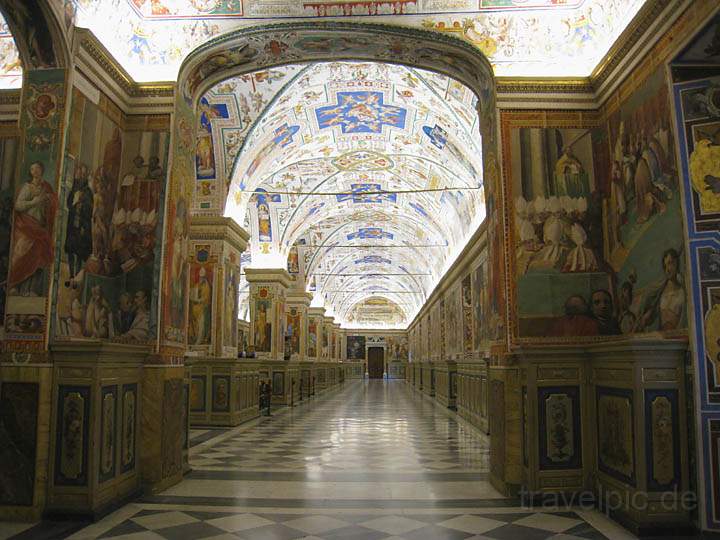 eu_va_058.jpg - Die Decke eines Seitengangs im Vatikanmuseum in Rom