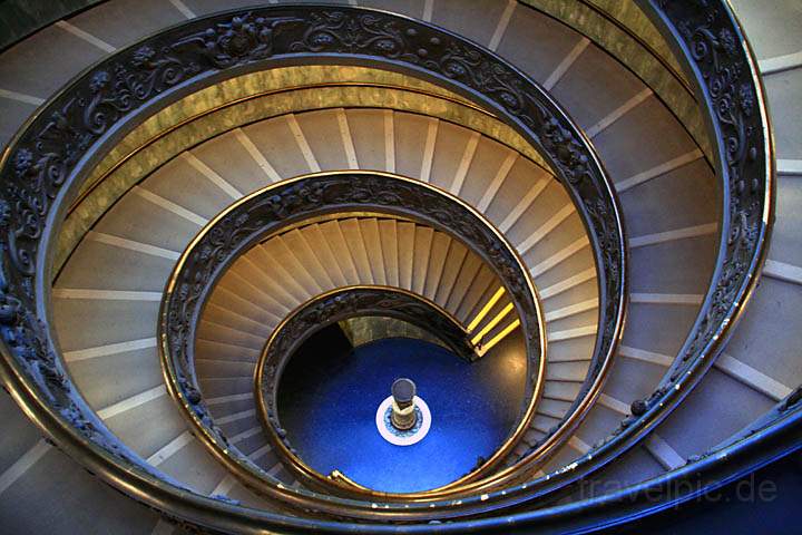 eu_va_059.jpg - Die markante Treppe am Ausgang des Vatikanmuseums in Rom