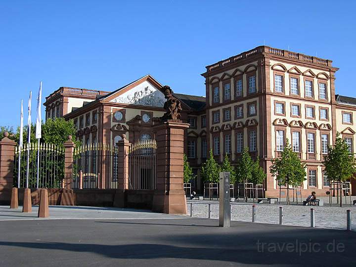 eu_de_mannheim_001.jpg - Der Eingang und Ostflügel des im Barockstil erbauten Mannheimer Schloss