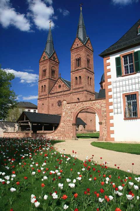 eu_de_seligenstadt_006.jpg - Innenhof der Benediktiner-Abtei in Seligenstadt